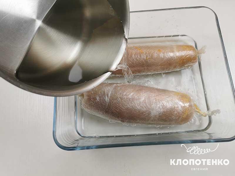 Выложите рулет в форму для запекания и залейте водой