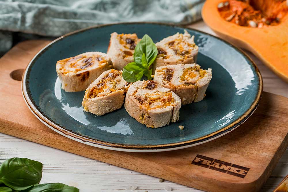 Куриный рулет с тыквой и изюмом Куриный рулет с тыквой и изюмом