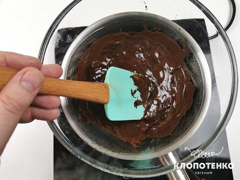 Растопите шоколад