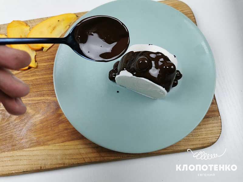 Полейте мороженое шоколадом и добавьте хурму
