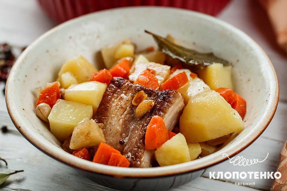 Печеня зі свинячими ребрами