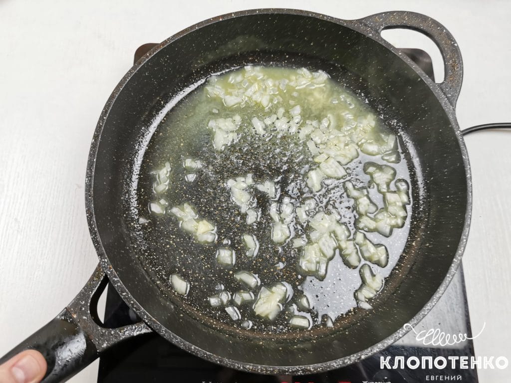 Припустите лук и морковь на сковороде