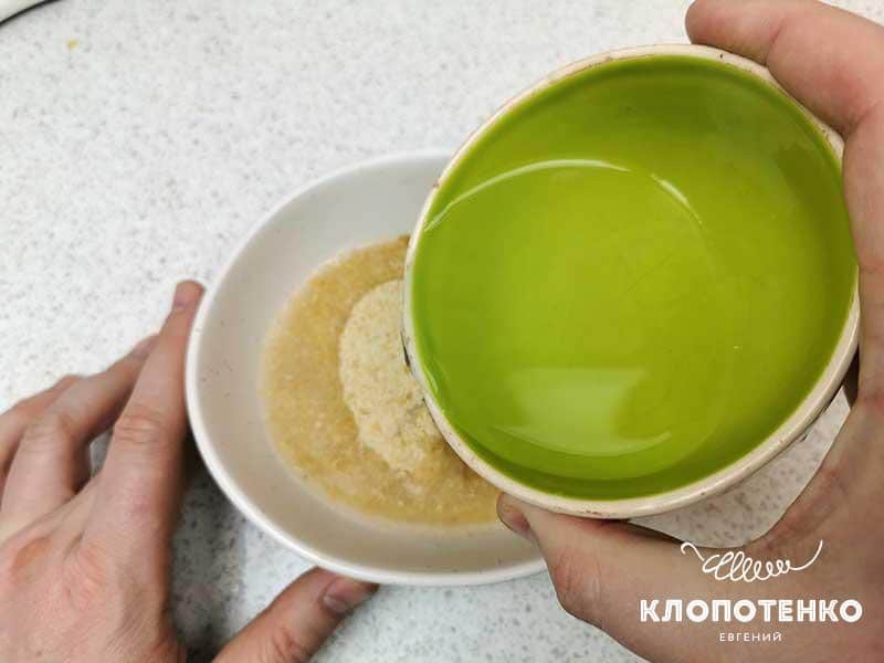 Замочите панировочные сухари