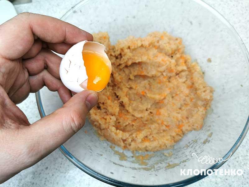Добавьте желток к фаршу