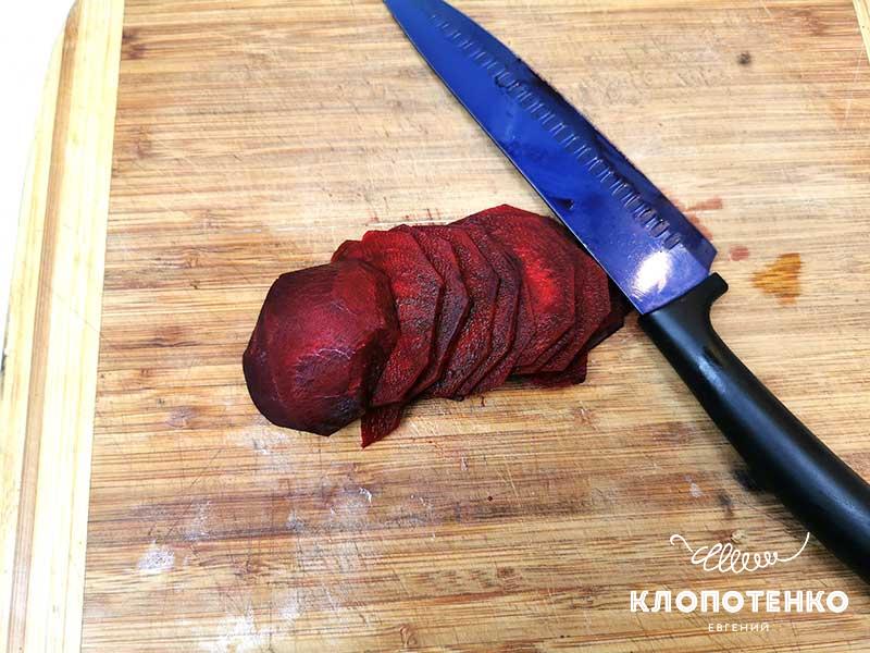 Свеклу почистите и порежьте