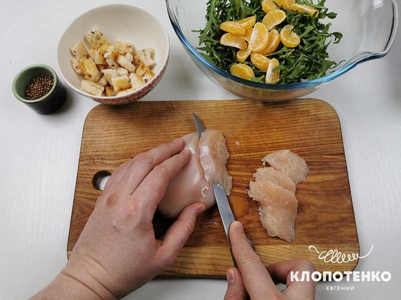 Тонко нарежьте курицу