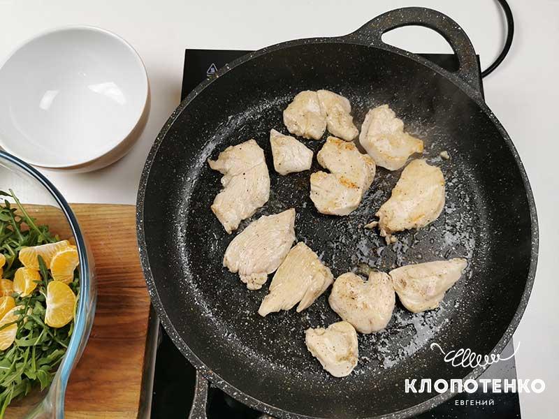Обжарьте куриное филе