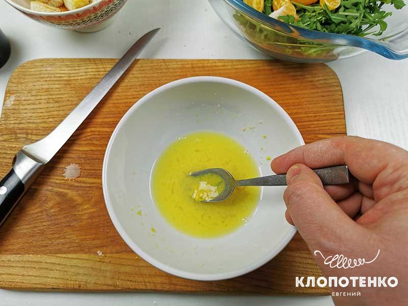 Смешайте горчицу и лимонный сок