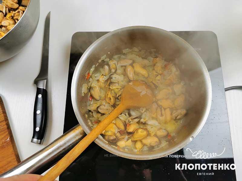 Добавьте в сотейник половину мидий