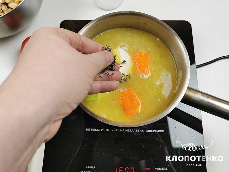 Приготовьте куриный бульон из голени
