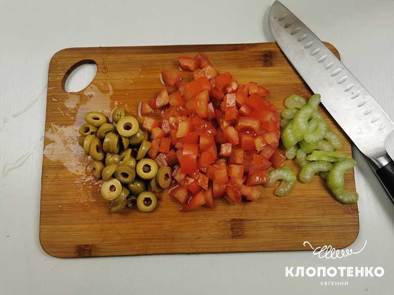 Нарежьте овощи