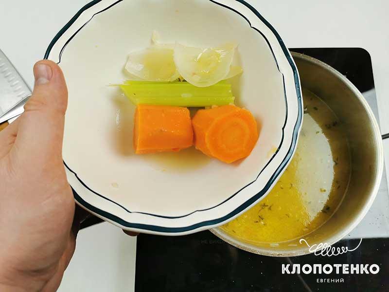 Из готового куриного бульона достаньте овощи
