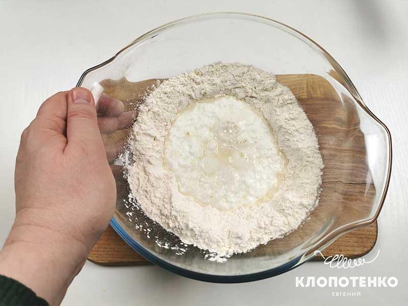 Смешайте сухие ингредиенты
