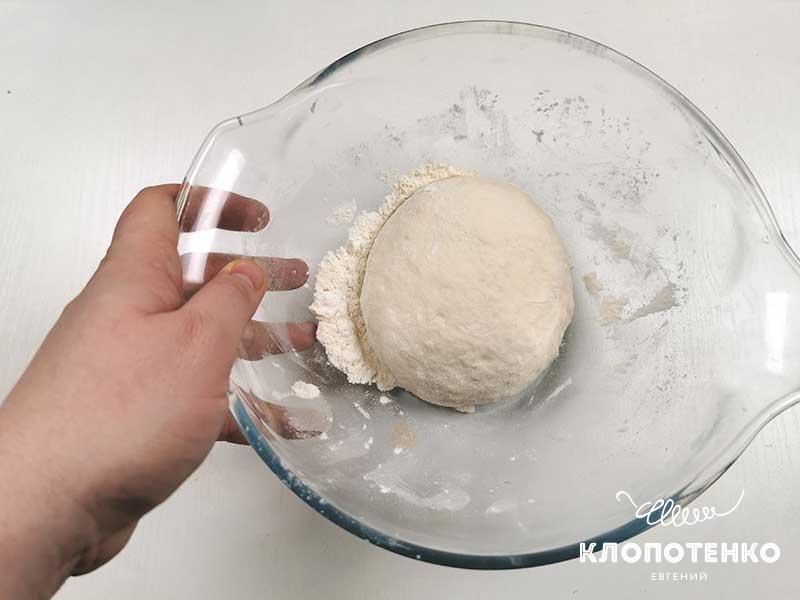 Замешайте мягкое тесто