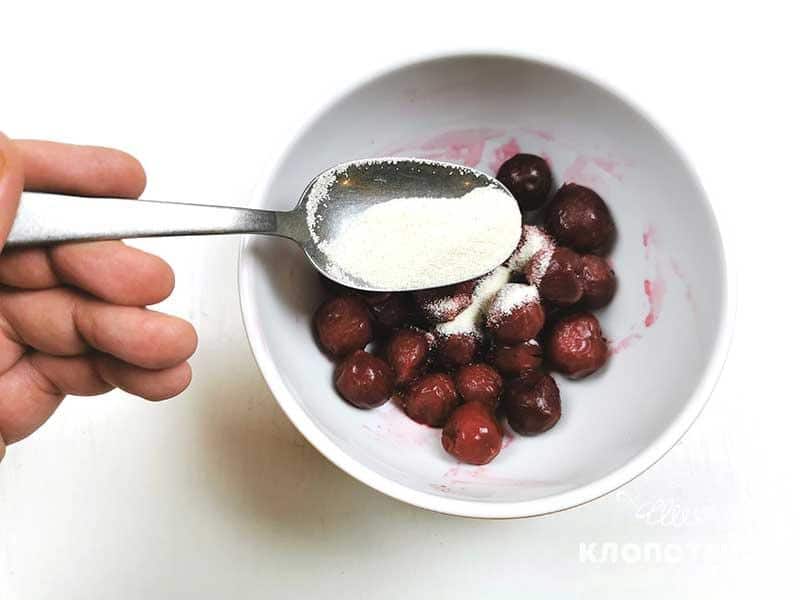 Добавьте к вишне манку