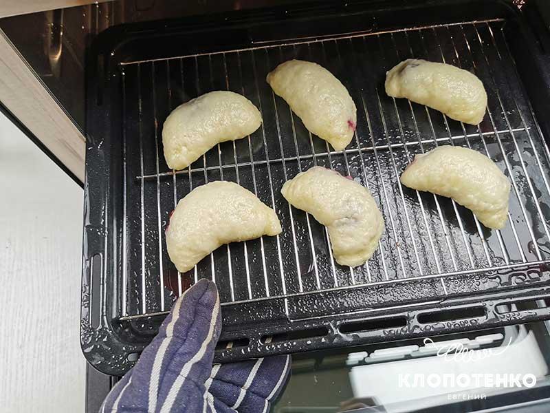 Достаньте вареники из паровой духовки