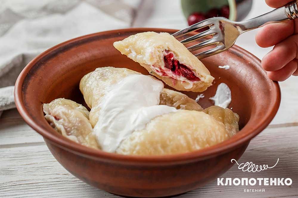 Вареники с вишней на пару