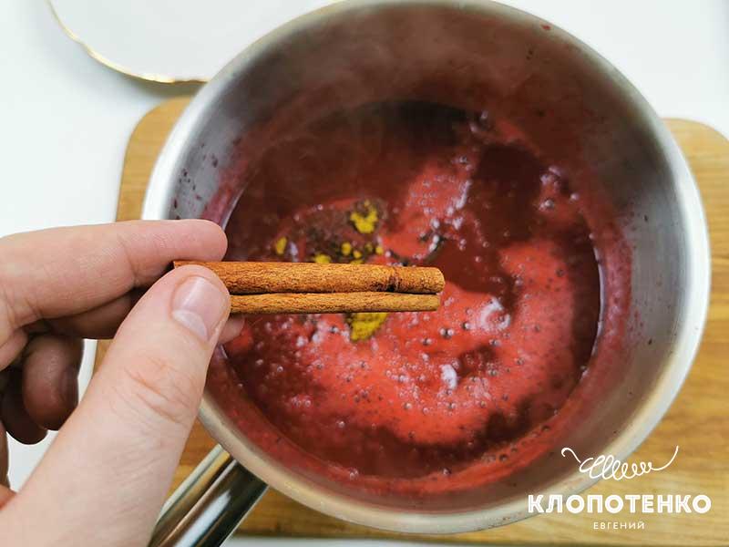 Добавьте к перебитой вишне специи