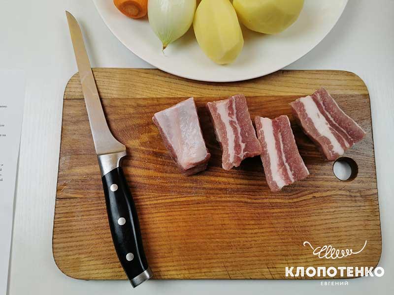 Свиные ребра нарежьте средними кусочкам