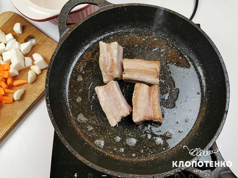 Обжарьте кусочки мяса