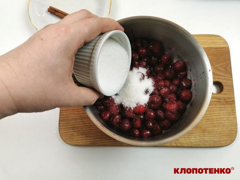 Додавання цукру до вишень