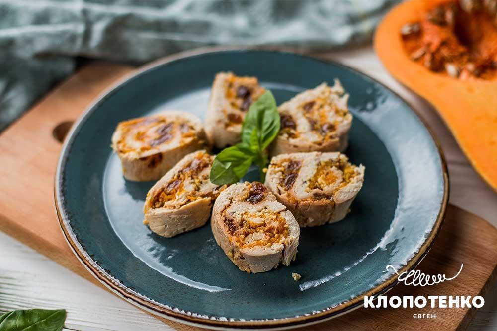 Куриный рулет с тыквой и изюмом