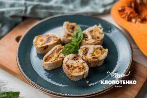 Курячий рулет з гарбузом і родзинками