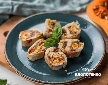Курячий рулет з гарбузом і родзинками
