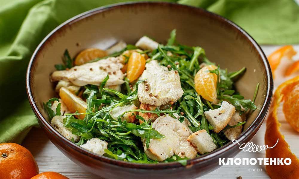 Salad with chicken and tangerines