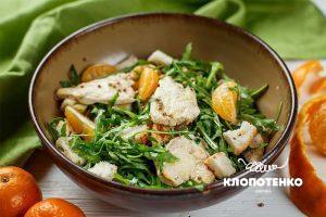 Salad with chicken and tangerines