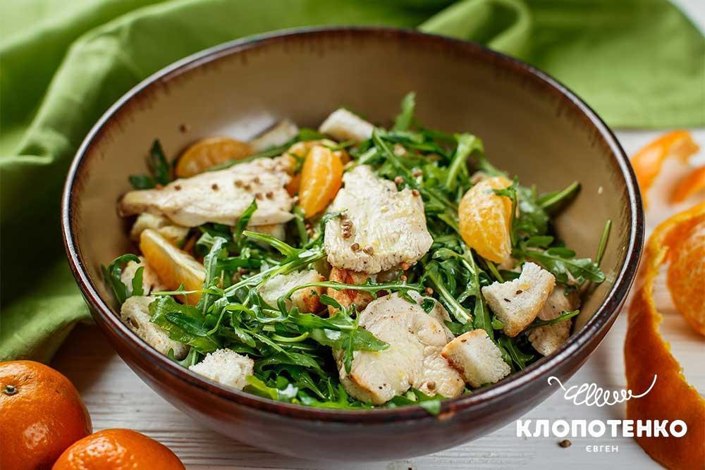 Salad with chicken and tangerines