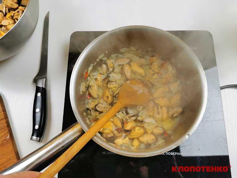 Тушкування мідій