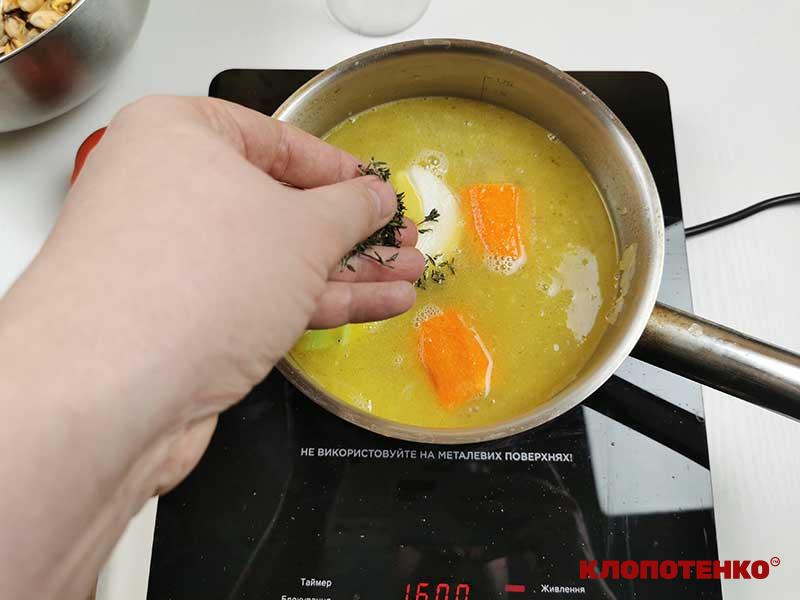 Приготування курячого бульйону з гомілки