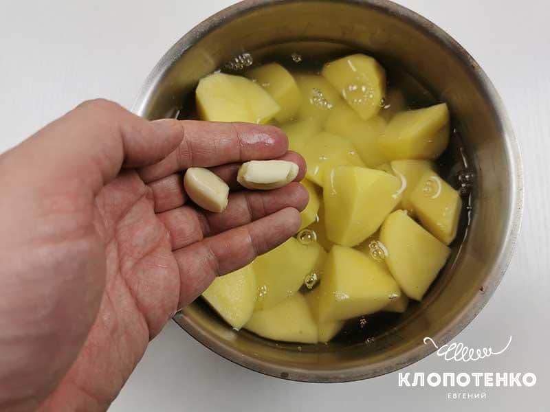 Отварите картофель