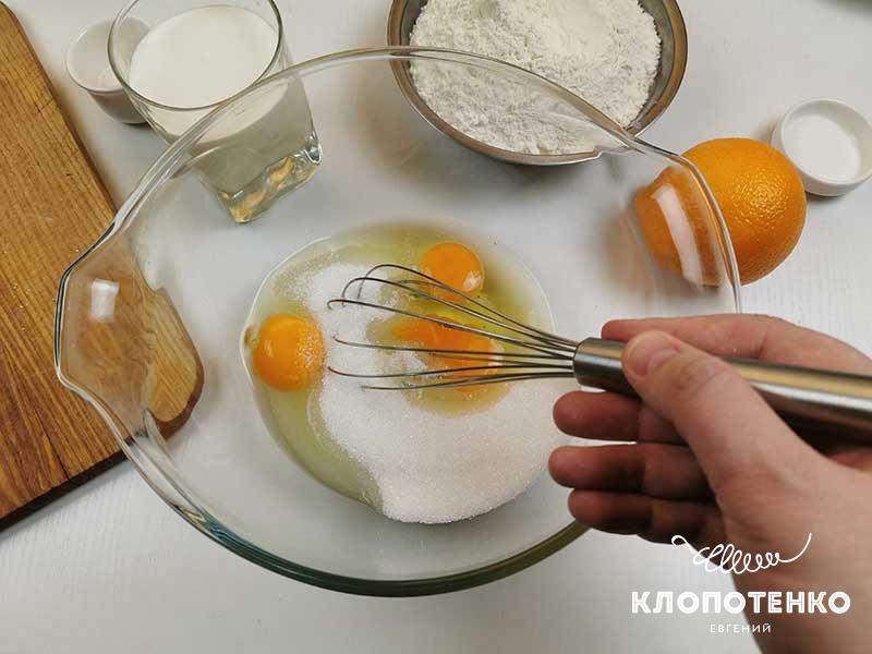 Соедините яйца с сахаром