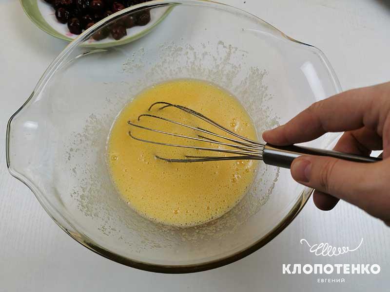 Хорошо взбейте смесь