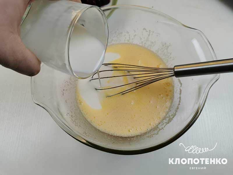 Влейте кефир и перемешайте