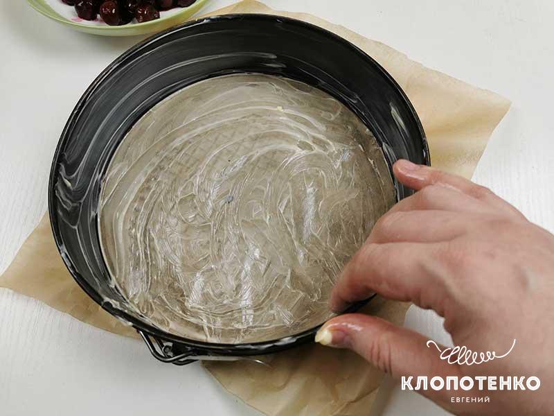 Смажьте форму маслом
