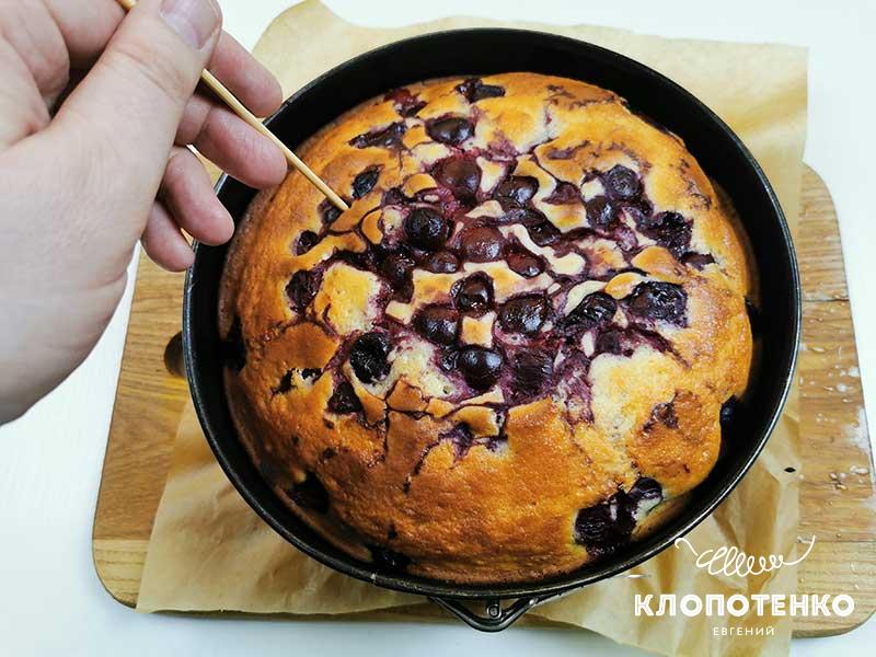 Готовность пирога проверяйте шпажкой