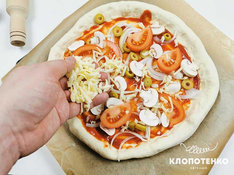 Выложите томаты, шампиньоны и сыр