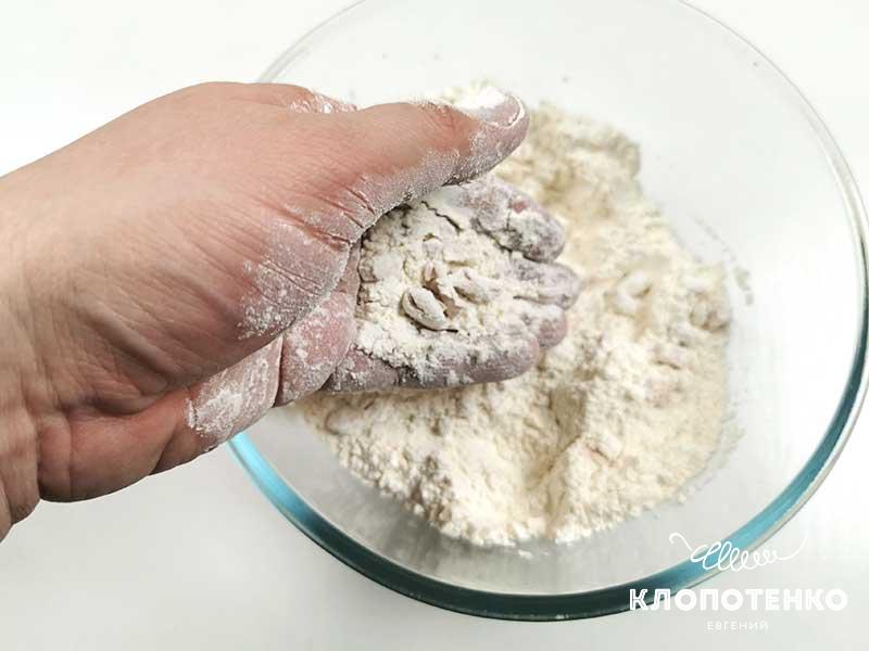Перетрите дрожжи с солью, сахаром и мукой