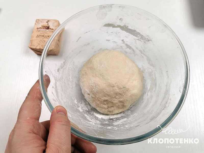 Замешайте мягкое и эластичное тесто