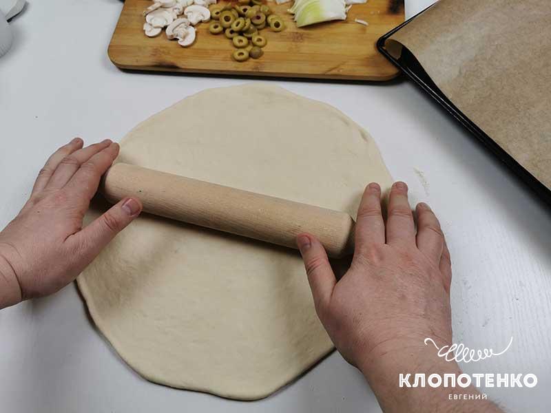 Сформируйте основу пиццы