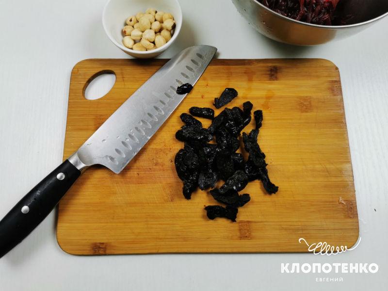 Нарежьте чернослив