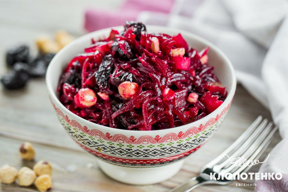 Салат из свеклы с черносливом и фундуком