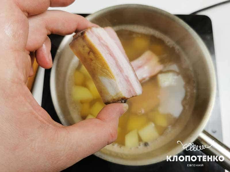 Добавьте копченые ребра