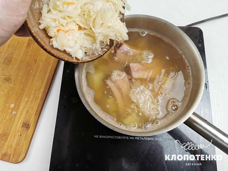 Добавьте квашеную капусту