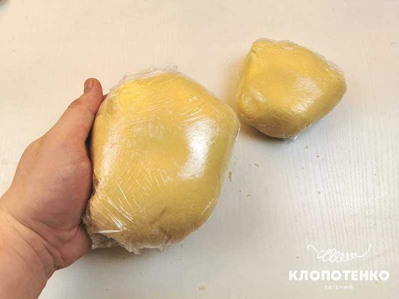 Оберните тесто пищевой пленкой