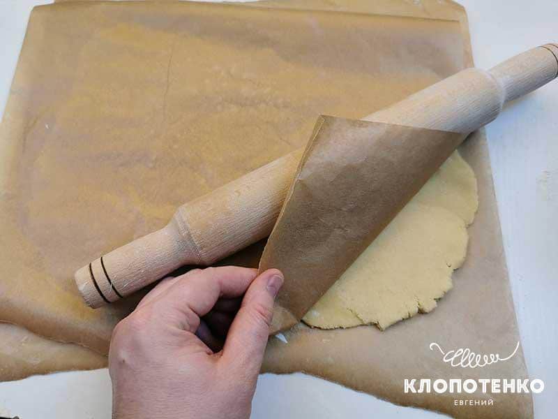 Раскатайте меньшую часть