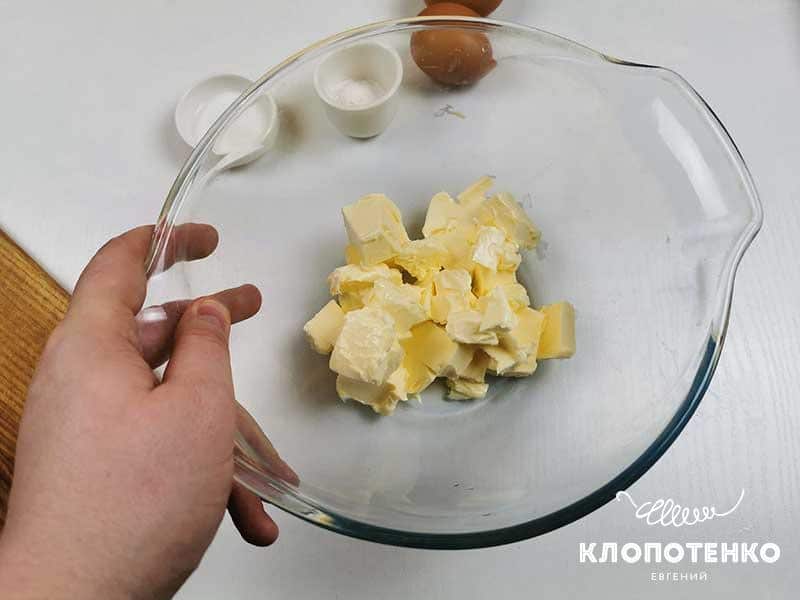 Нарежьте листья базилика